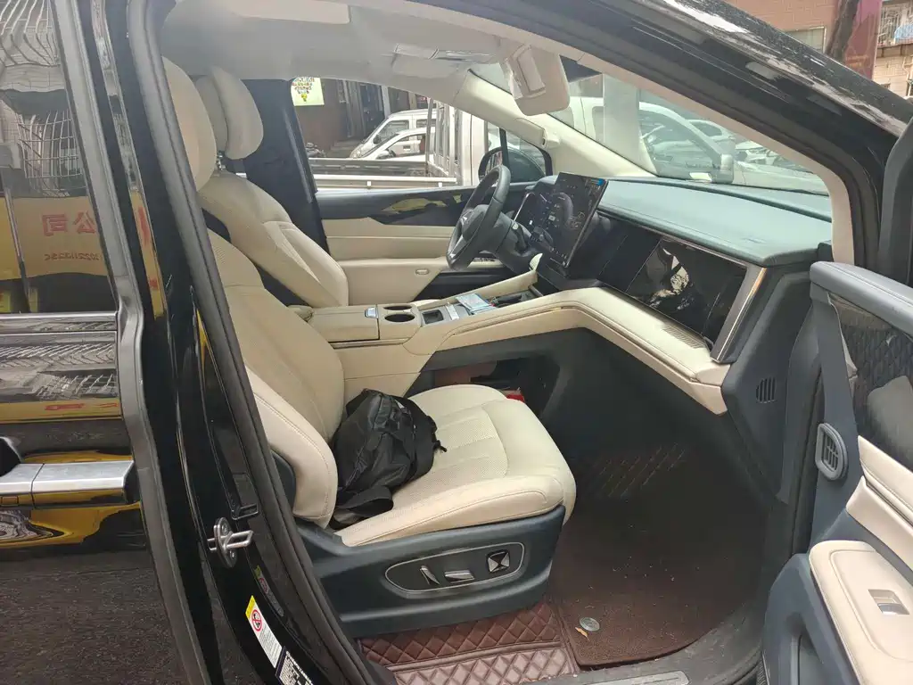 Xia DM-i 1.5 T 180 km Transcend