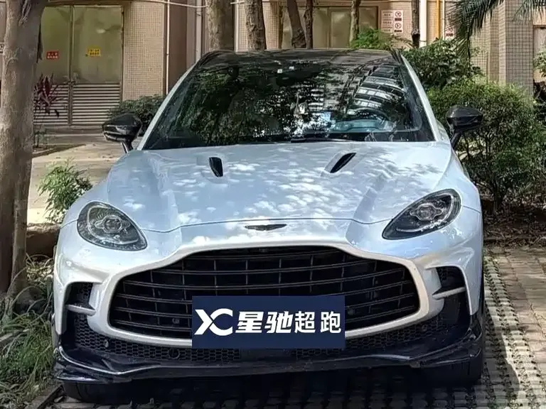 Aston Martin DBX 4.0 T V8 707