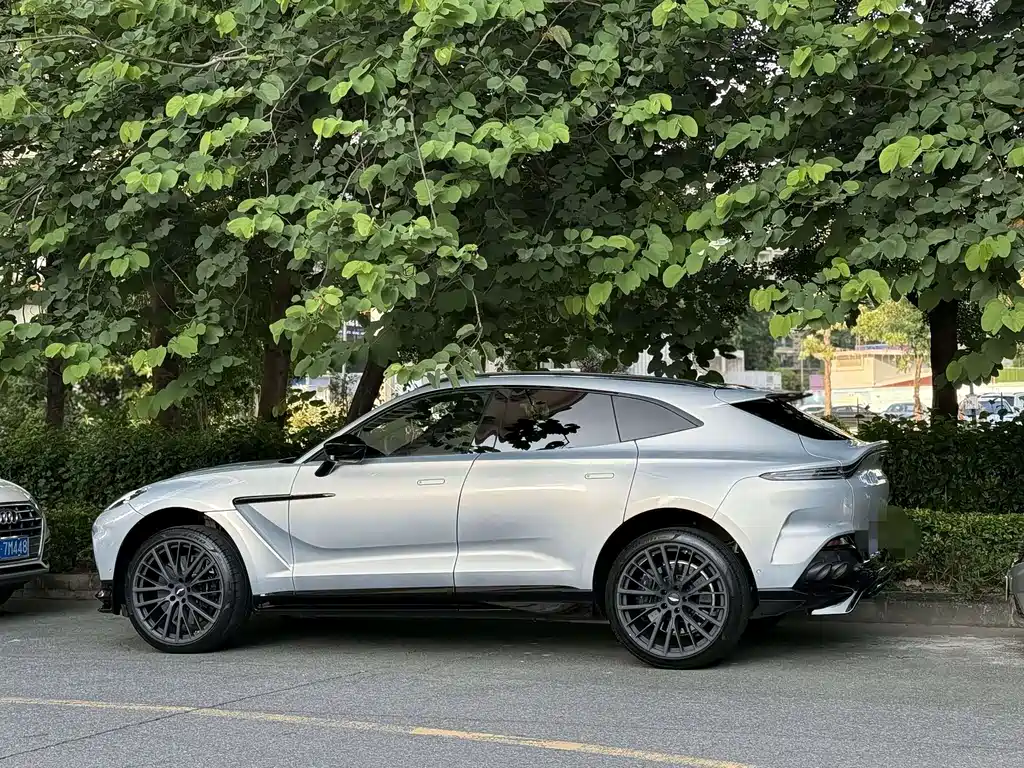 Aston Martin DBX 4.0 T V8 707