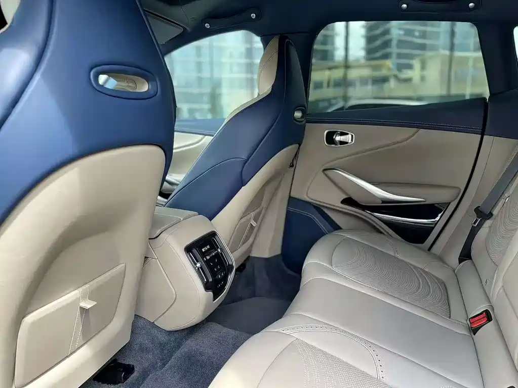 Aston Martin DBX 4.0 T V8 707