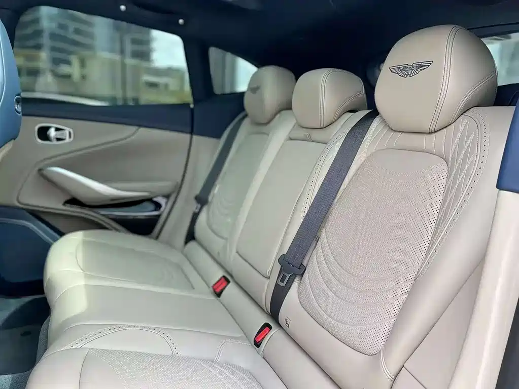 Aston Martin DBX 4.0 T V8 707