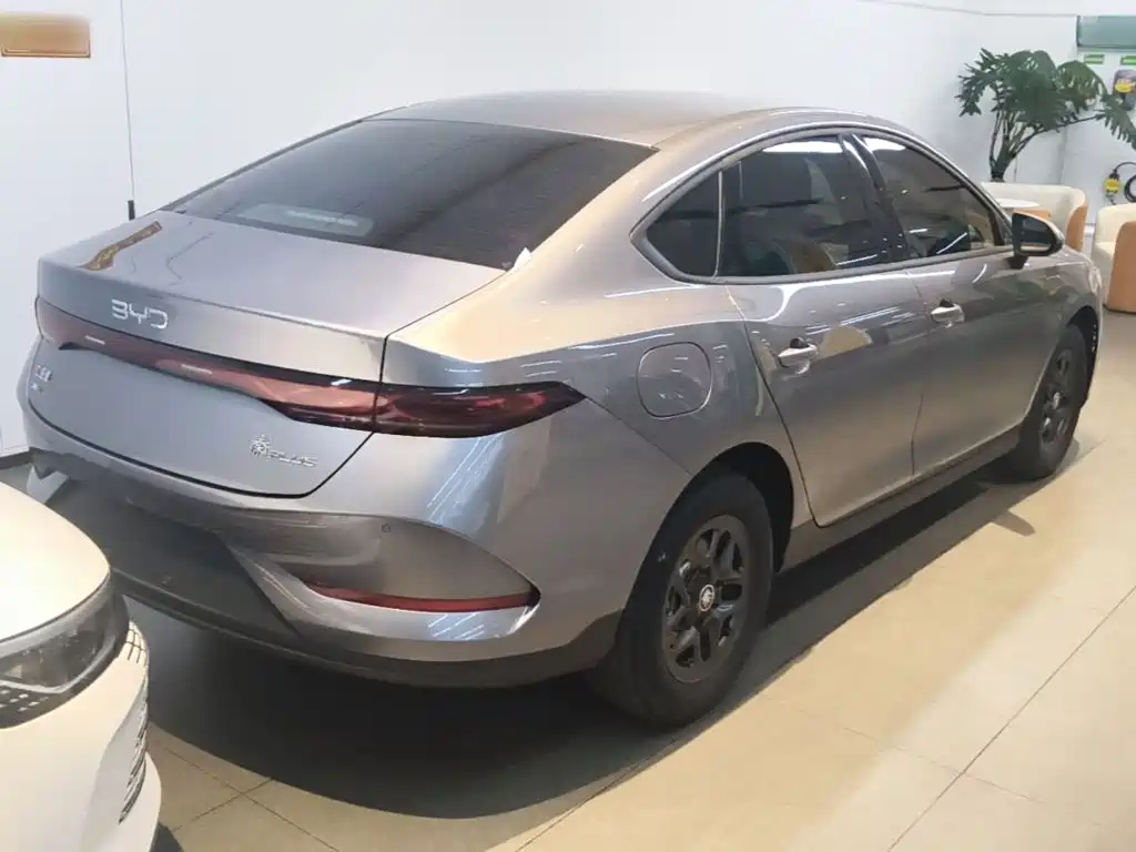 Qin PLUS DM-i Smart Drive 55 KM Leading