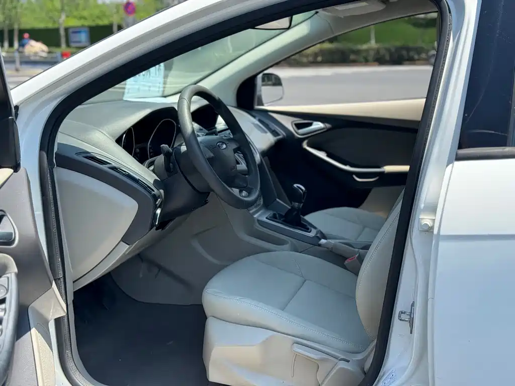Focus Sedan 1.6 L Manual Comfort