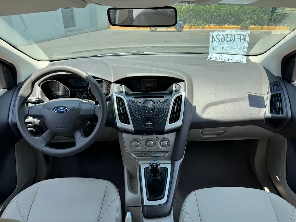 Focus Sedan 1.6 L Manual Comfort