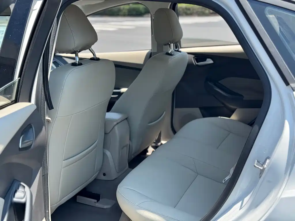 Focus Sedan 1.6 L Manual Comfort