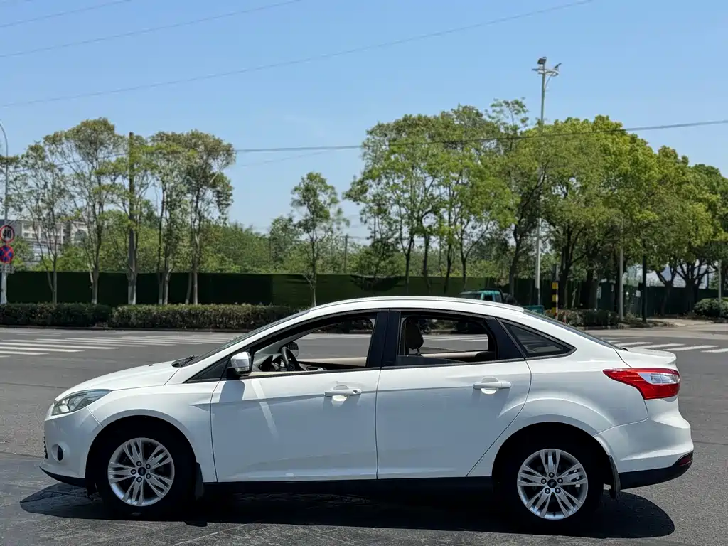 Focus Sedan 1.6 L Manual Comfort