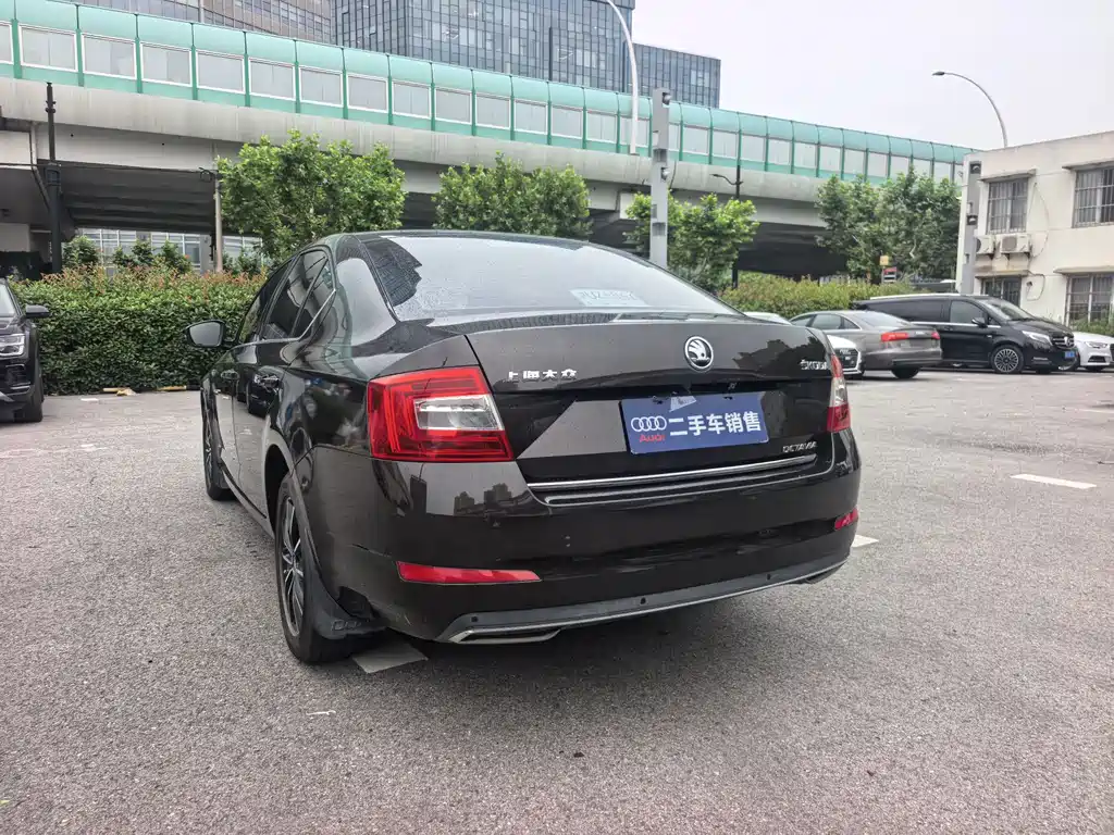 Octavia 1.6 L Auto Smart Travel