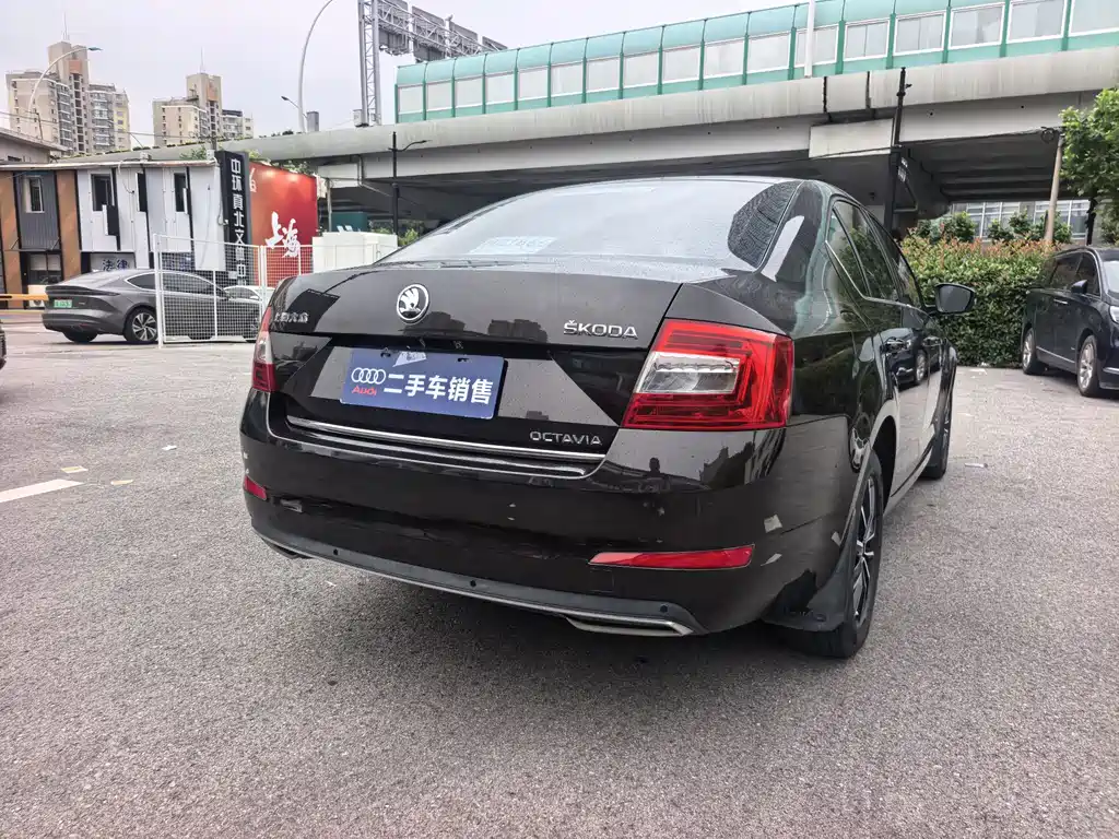 Octavia 1.6 L Auto Smart Travel