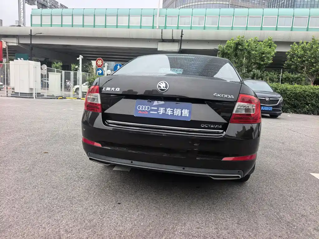 Octavia 1.6 L Auto Smart Travel