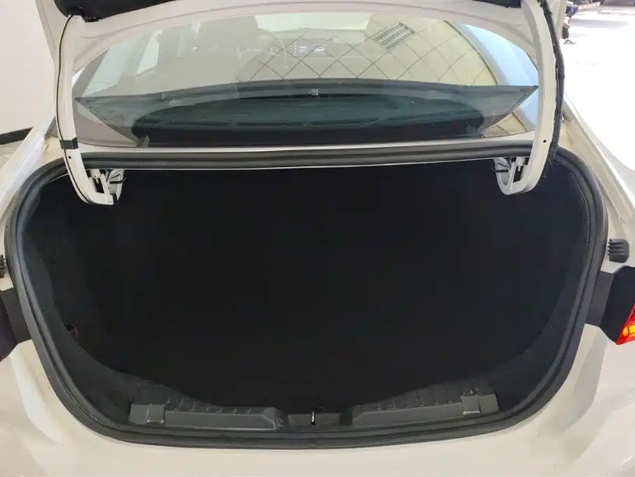 Escort 1.5 L Auto Gold