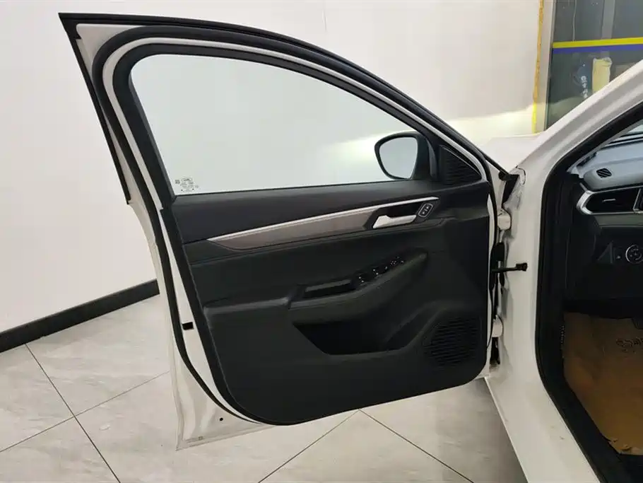 Escort 1.5 L Auto Gold