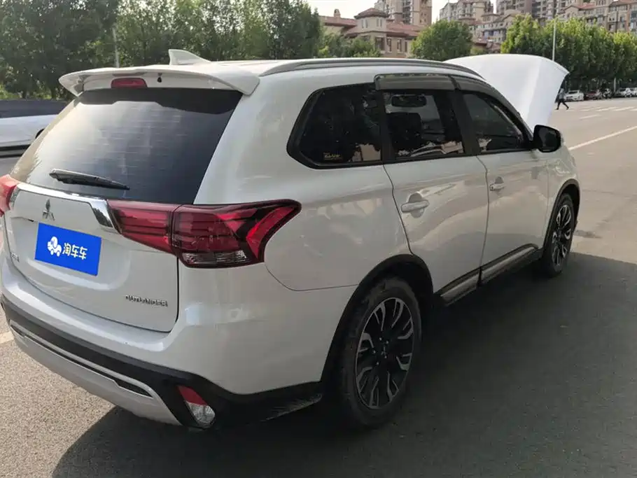 Outlander 2.0 L 2 WD Smooth Enjoyment 5-seat CN-VI