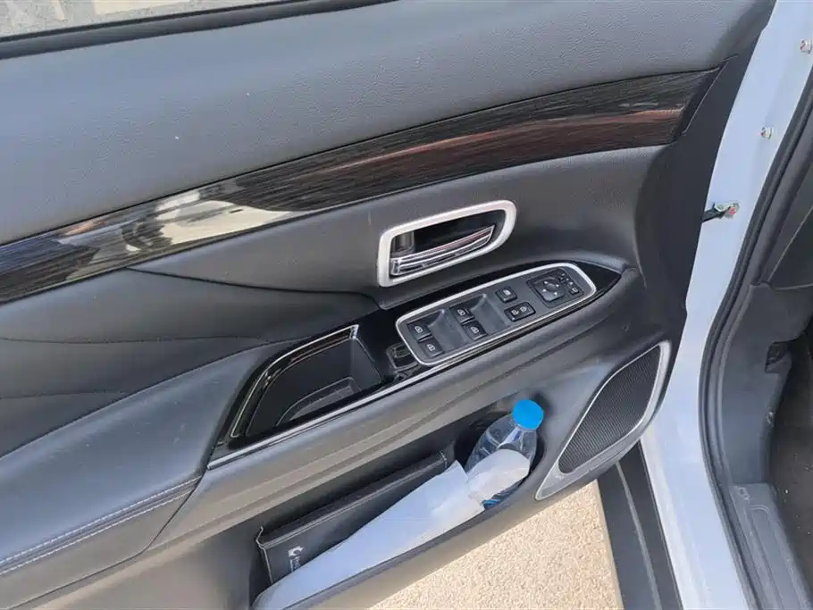 Outlander 2.0 L 2 WD Smooth Enjoyment 5-seat CN-VI