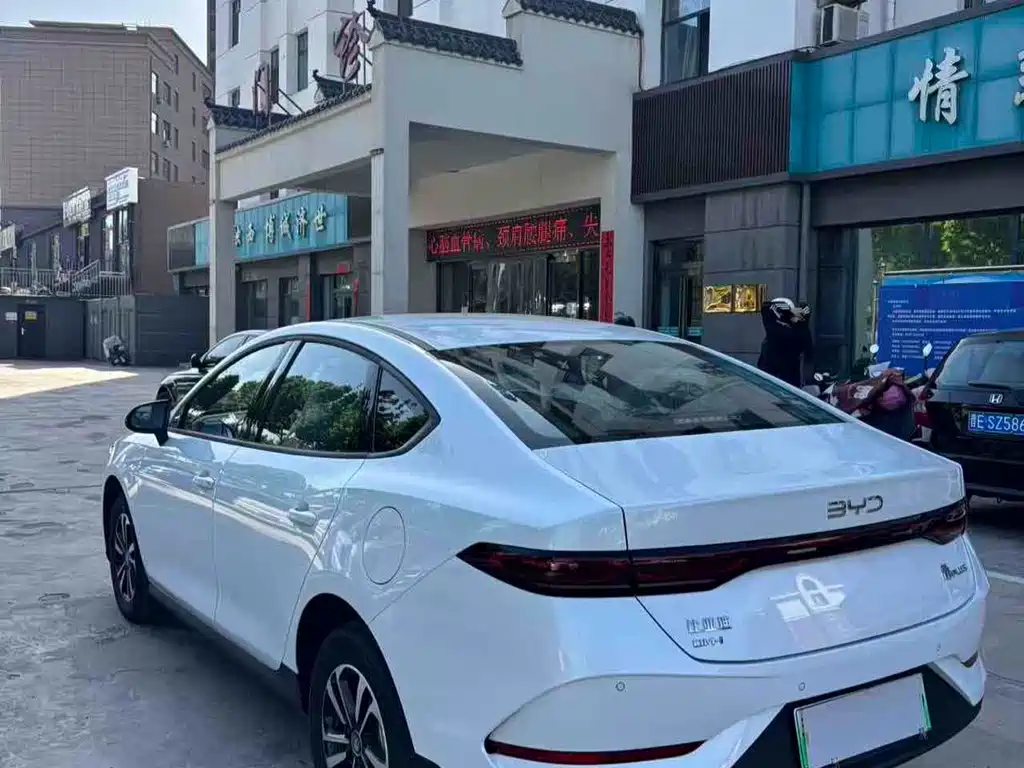 Qin PLUS DM-i Smart Drive 128 KM Progressive