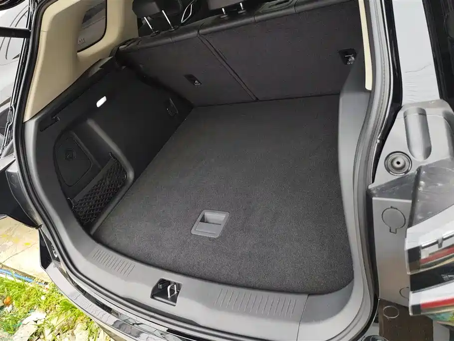 Hongqi HS3 PHEV 115 km Power Action