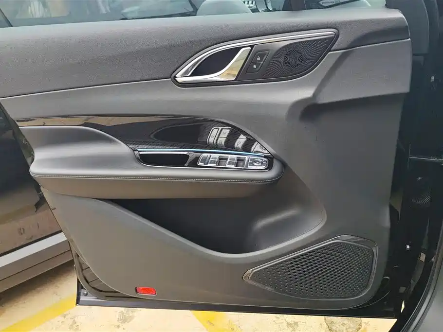 Hongqi HS3 PHEV 115 km Power Action