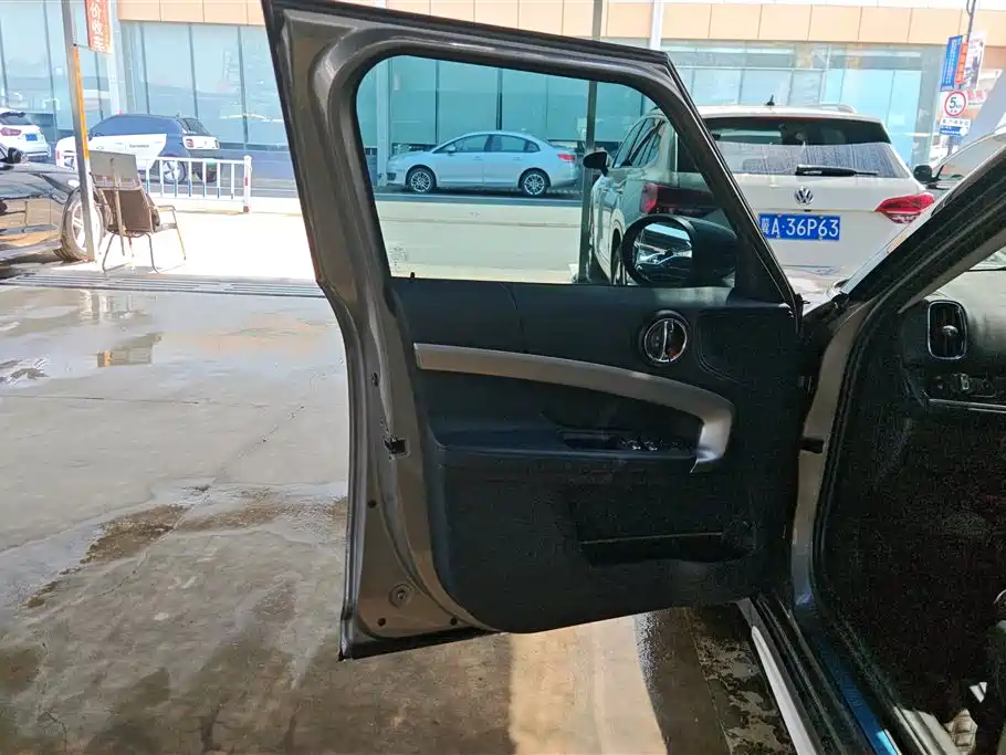 MINI COUNTRYMAN MINI COUNTRYMAN 2019款 1.5 T COOPER ALL4 艺术家周末旅行版