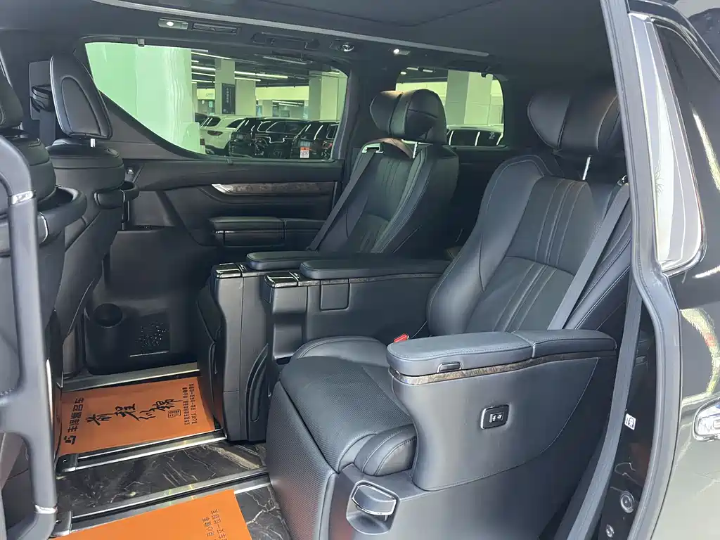 Vellfire Crown Dual Engine 2.5 L HV Distinguished
