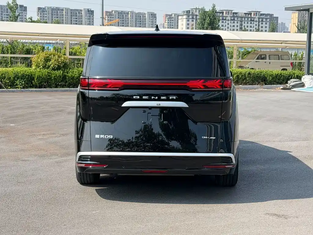 Denza D9 DM-i 980 4 WD Honored