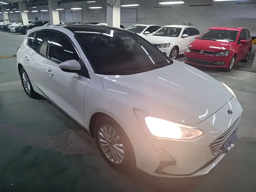 Focus Hatchback EcoBoost 180 Auto Sharp Trend