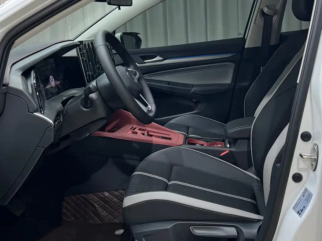 Golf 高尔夫 2025款 改款 300 TSI Pro