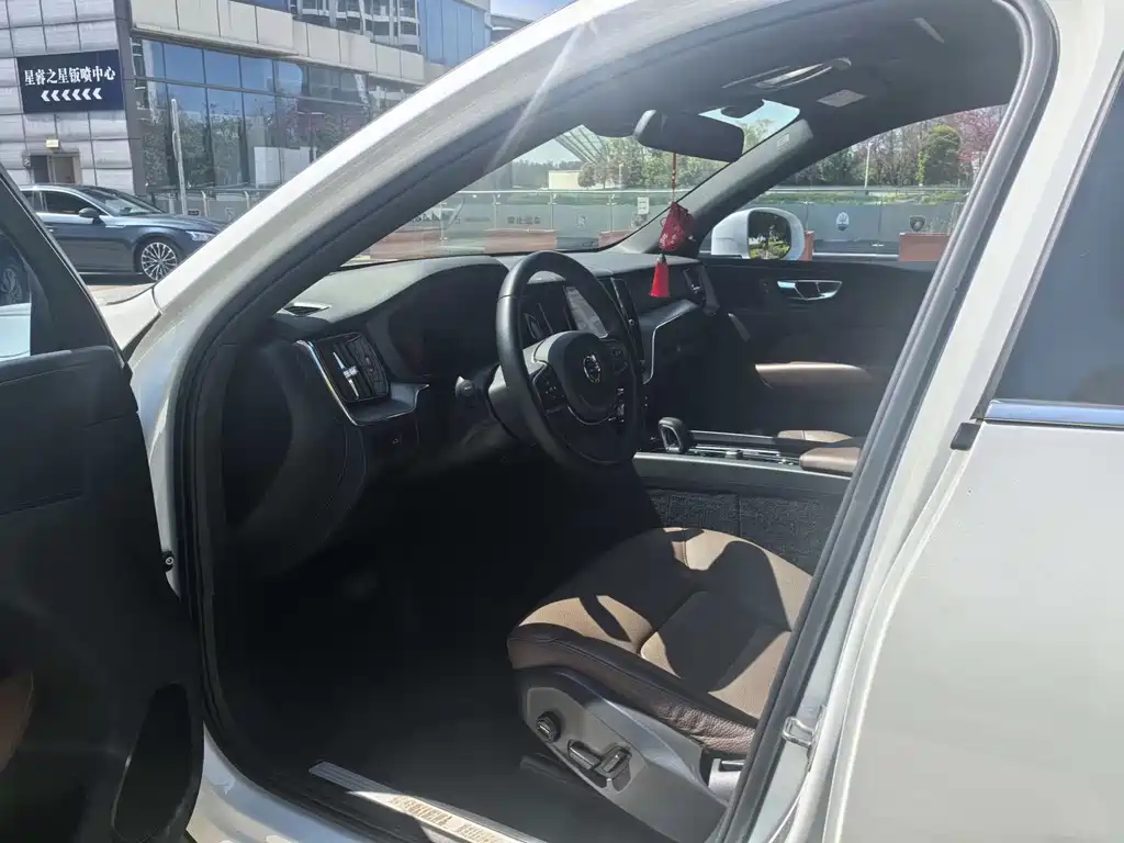 Volvo XC60 B5 4 WD Smart Ease Luxury