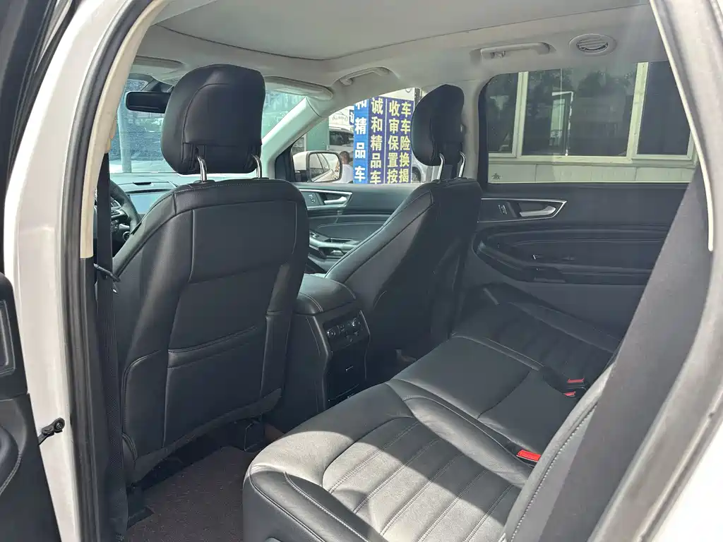 Edge EcoBoost 245 4 WD Grand Sharp 7-seat