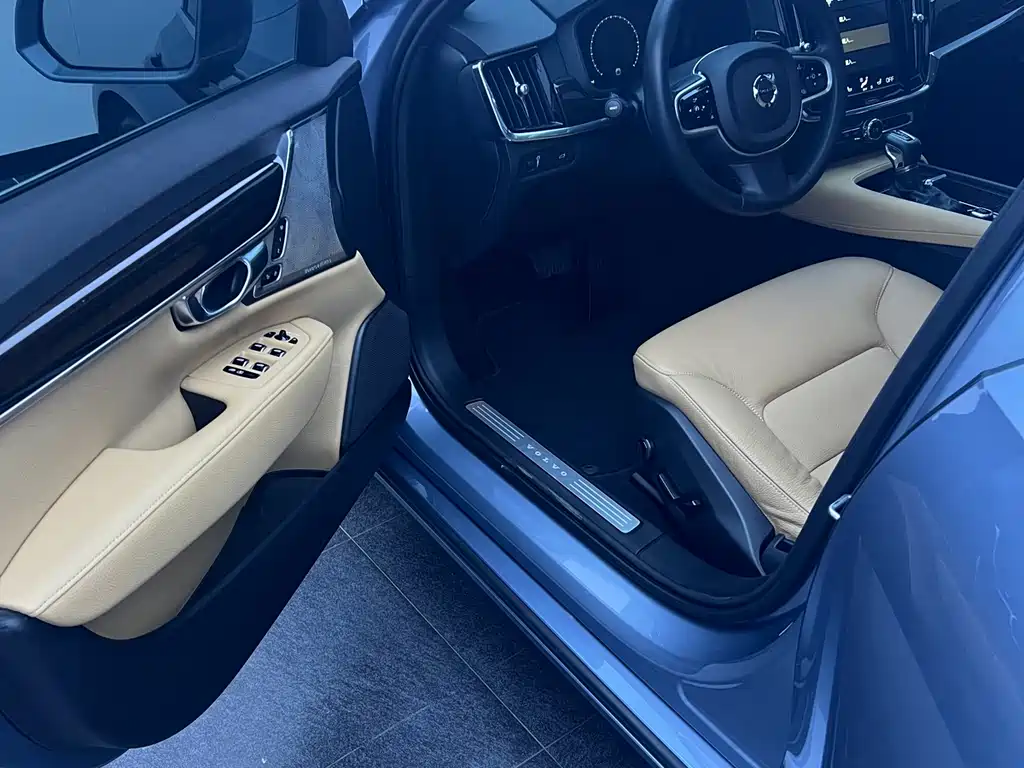 Volvo S90 T4 Smart Vision