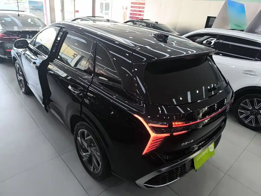 Hongqi HS3 PHEV 115 km Power Action