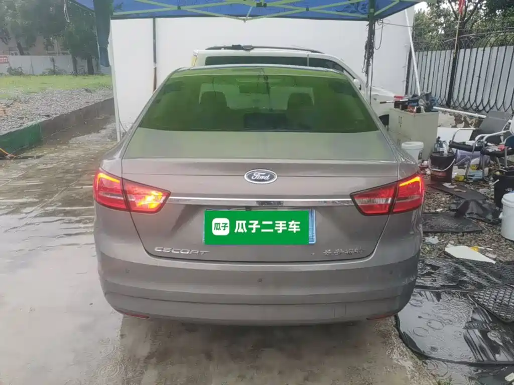 Escort 1.5 L Auto Fashion