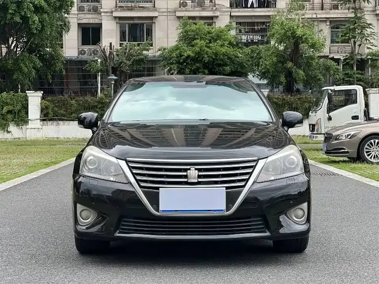 Toyota Crown 2.5 L Royal Leather