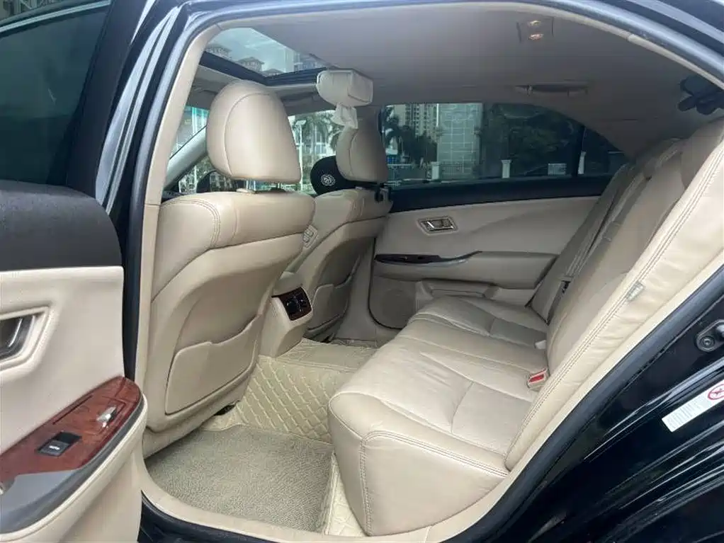 Crown 2.5 L Royal Leather