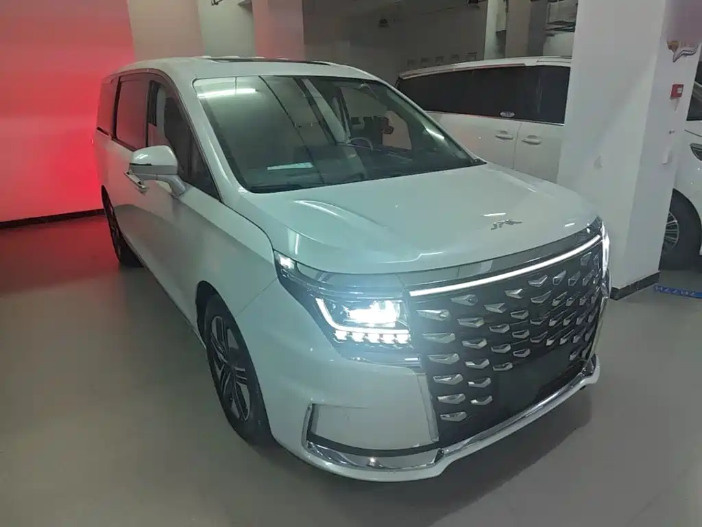 Refine RF8 PHEV 瑞风RF8 PHEV 2024款 鸿蒙版 1.5 T 150 KM 旗舰型 磷酸铁锂
