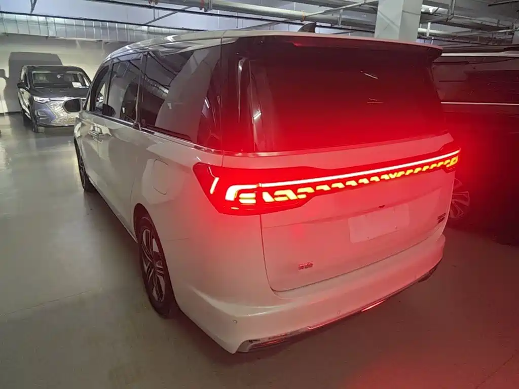 Refine RF8 PHEV 瑞风RF8 PHEV 2024款 鸿蒙版 1.5 T 150 KM 旗舰型 磷酸铁锂