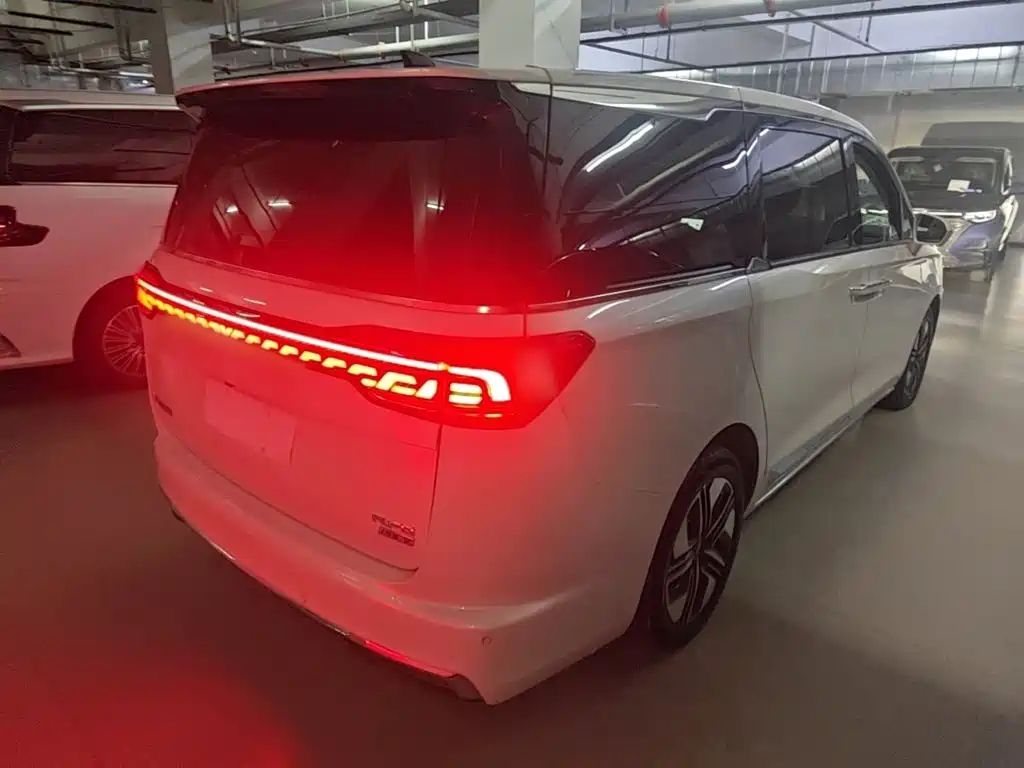 Refine RF8 PHEV 瑞风RF8 PHEV 2024款 鸿蒙版 1.5 T 150 KM 旗舰型 磷酸铁锂