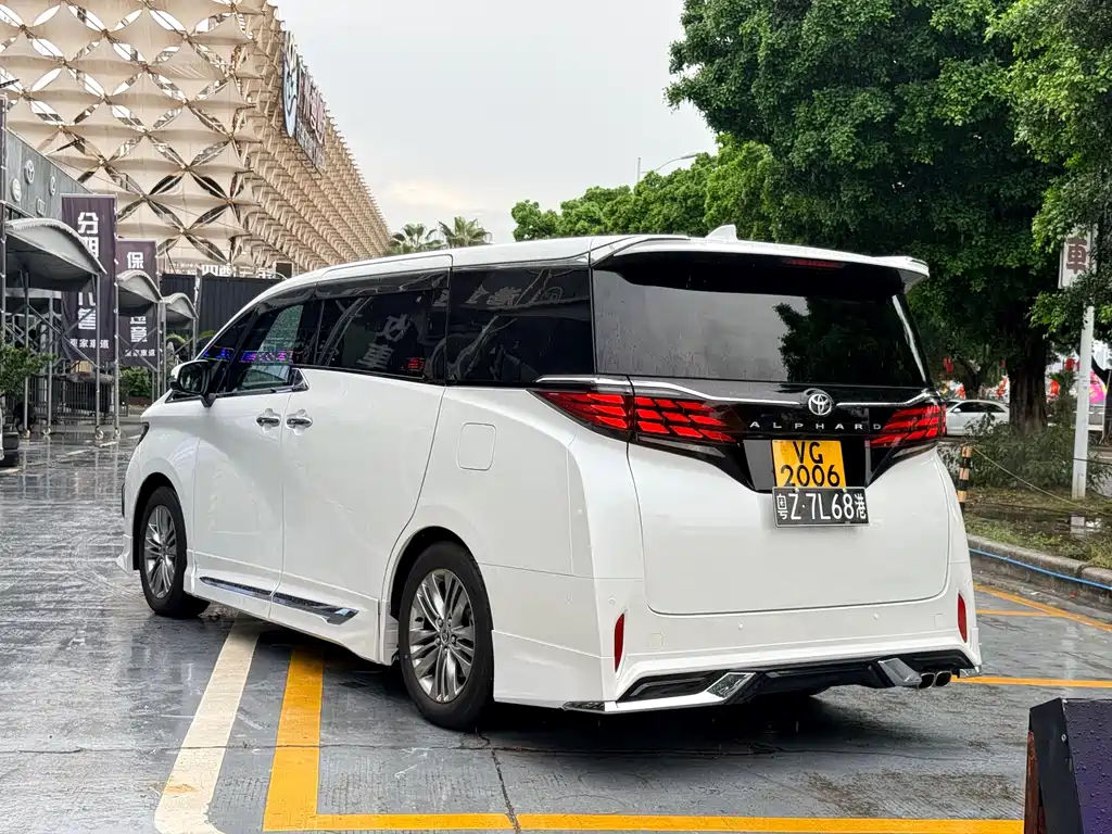 Alphard Dual Engine 2.5 L Distinguished