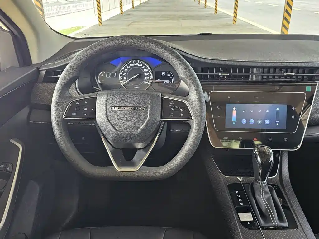 Venucia D60 PLUS 1.6 L XL CVT Joy Leading