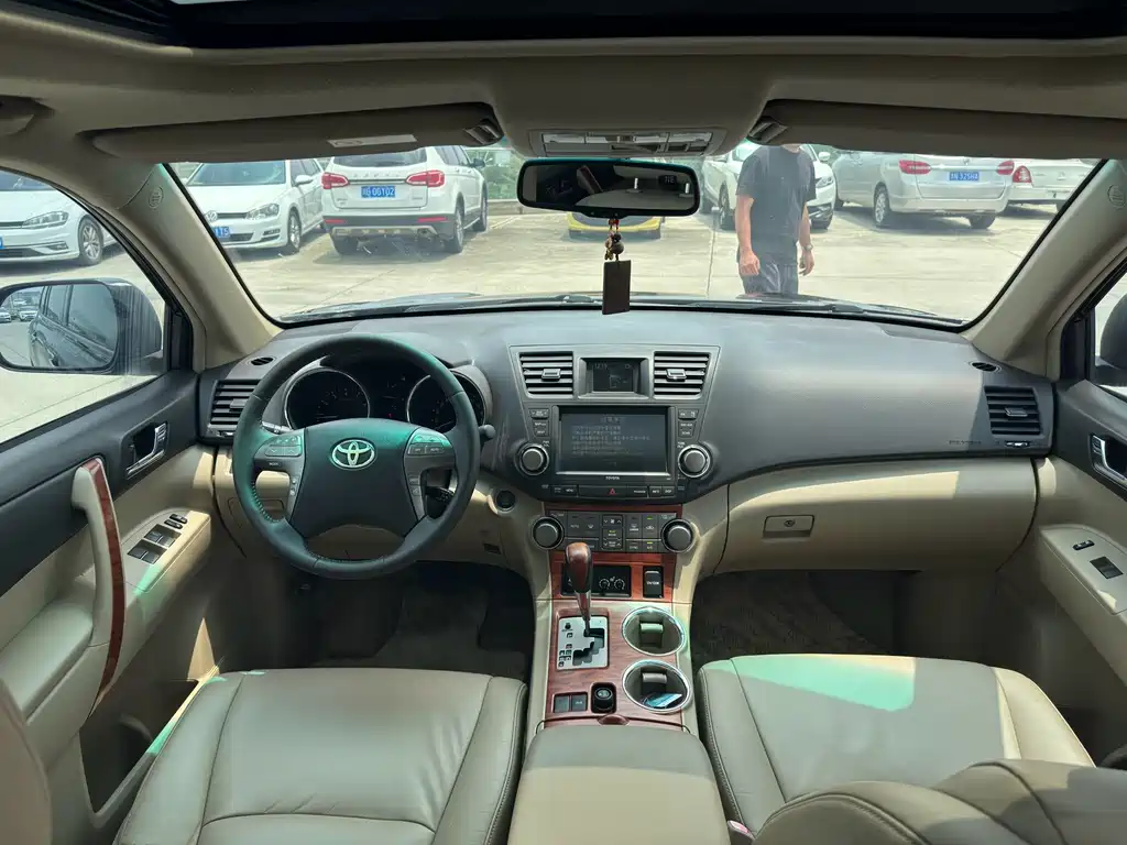 Highlander 2.7 L 2 WD 7-seat Supreme