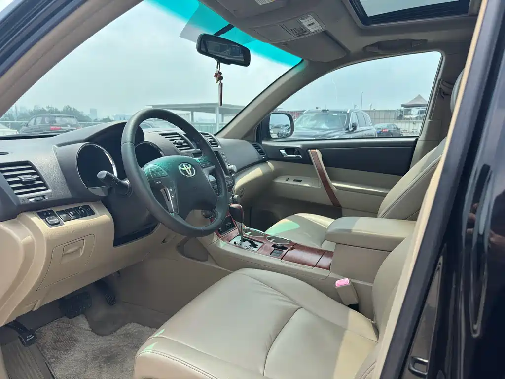 Highlander 2.7 L 2 WD 7-seat Supreme