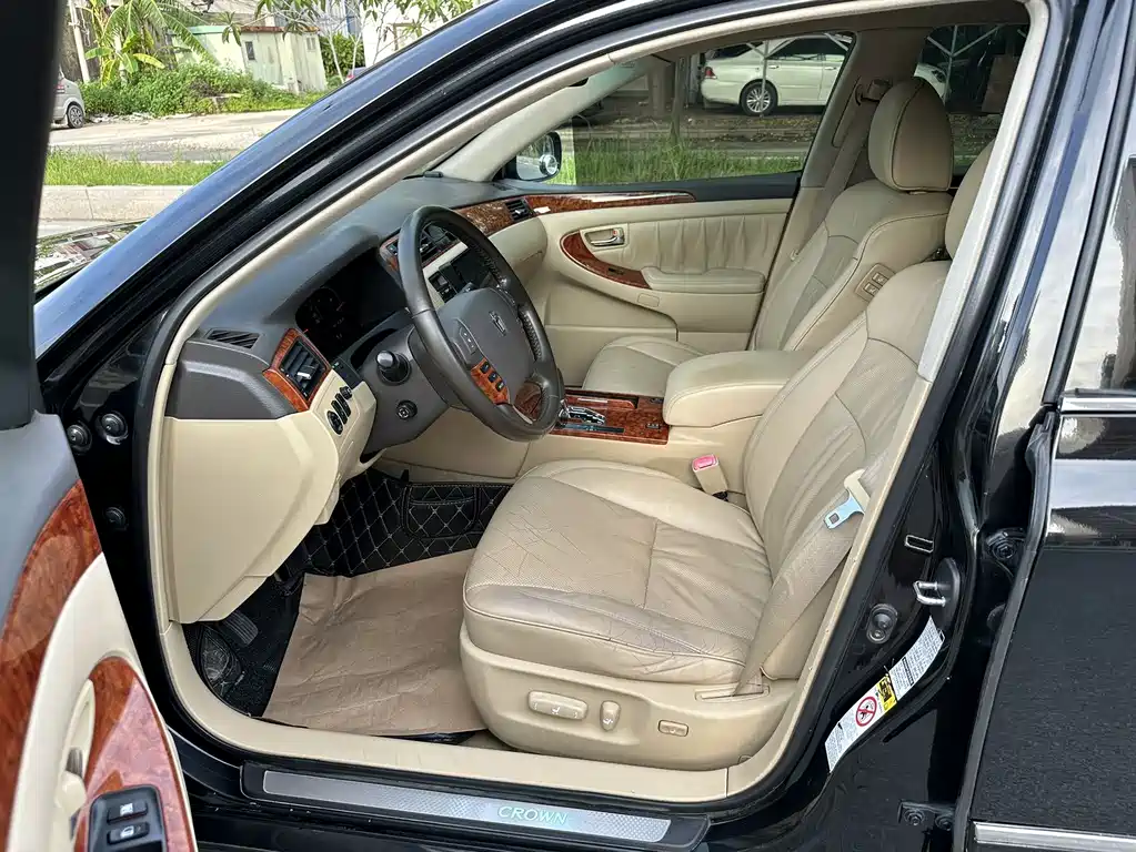 Crown 2.5 L Royal Special Navigation