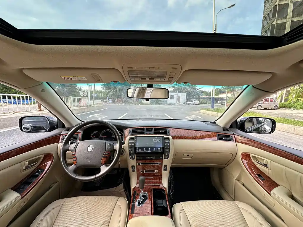 Crown 2.5 L Royal Special Navigation