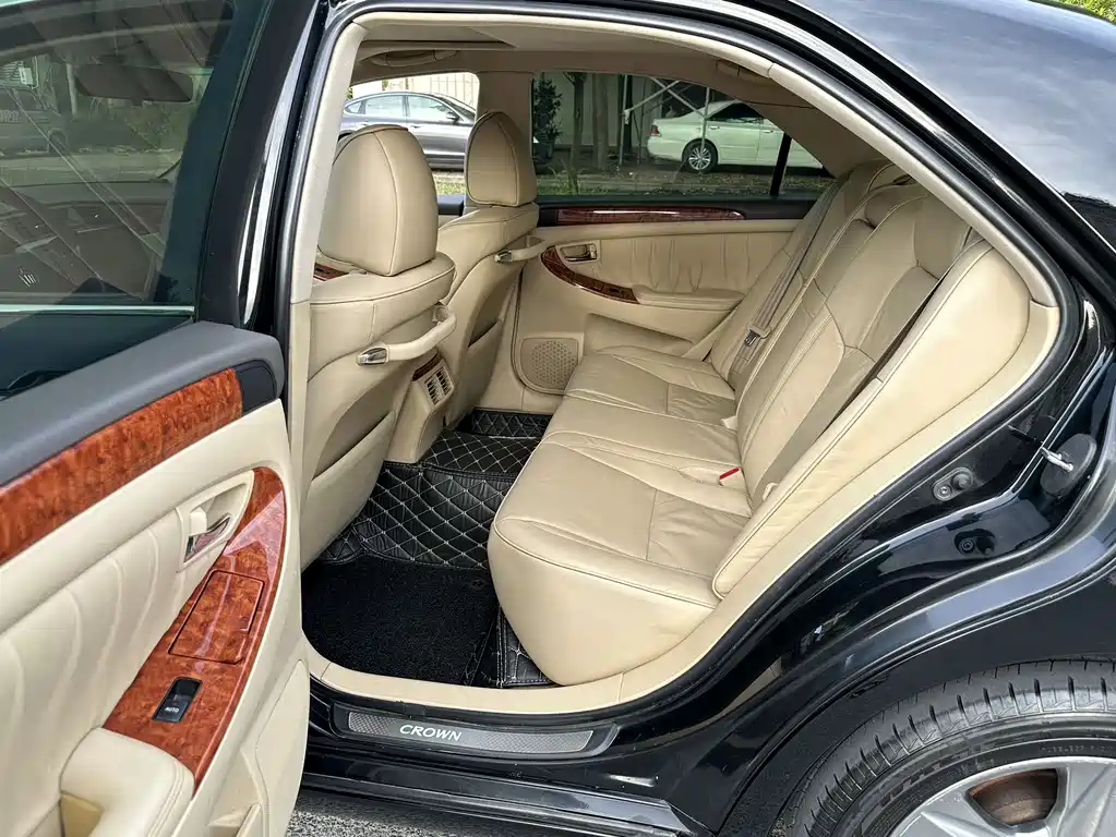 Crown 2.5 L Royal Special Navigation