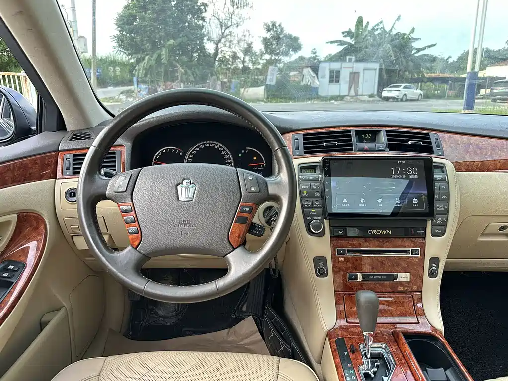 Crown 2.5 L Royal Special Navigation