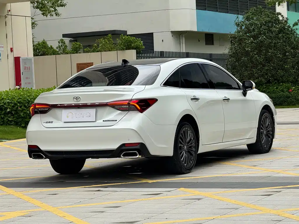 Avalon 2.5 L Touring Distinguished