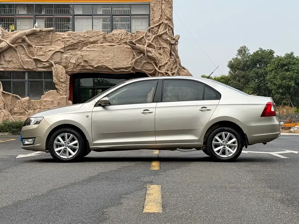 Rapid 1.6 L Auto Superior