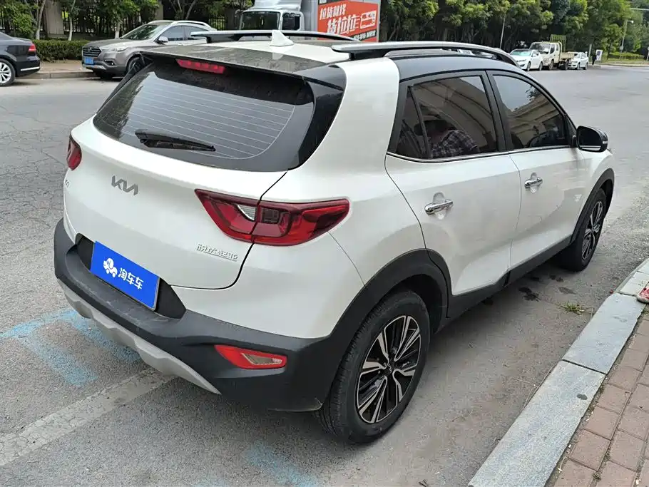 Stonic 1.4 L CVT Fun Enjoyment Sunroof