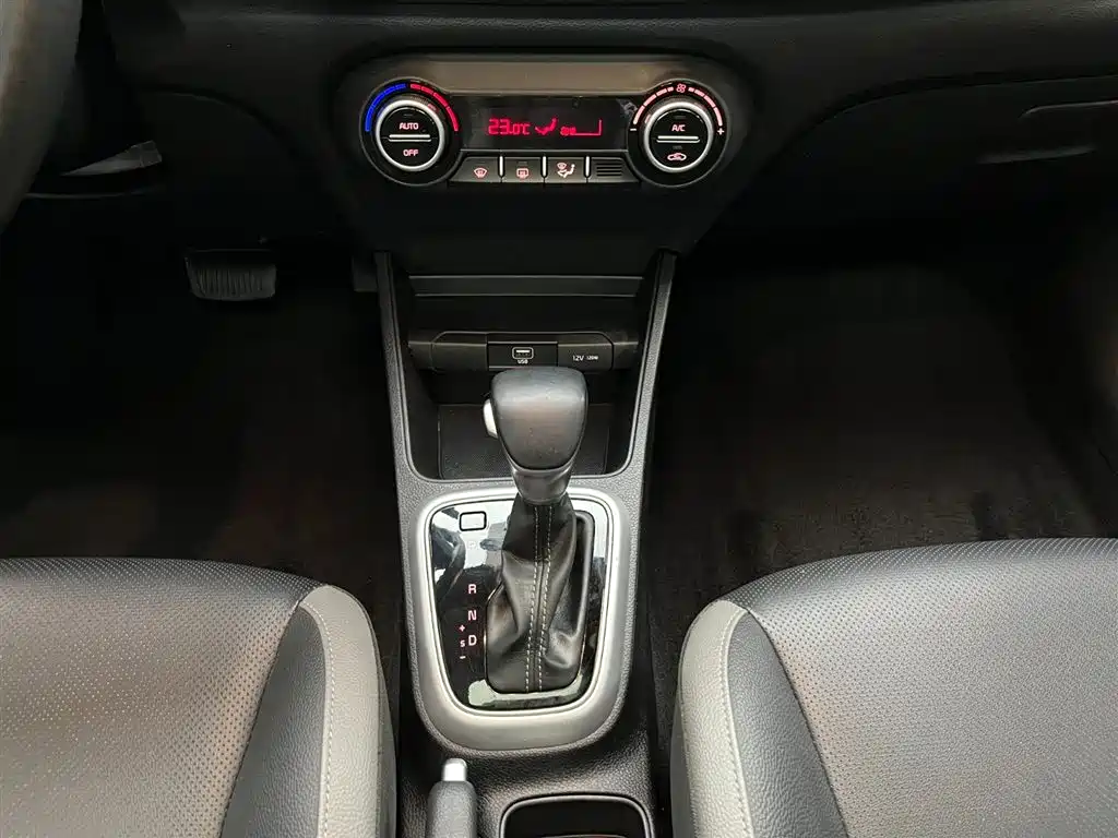 Stonic 1.4 L CVT Fun Enjoyment Sunroof
