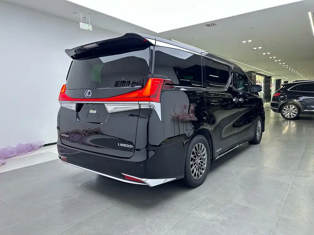 Lexus LM 300 h 4-seat Royal World