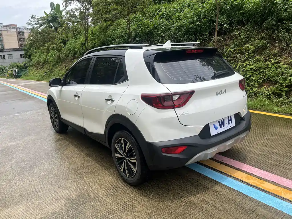 Stonic 1.4 L CVT Fun Enjoyment Sunroof
