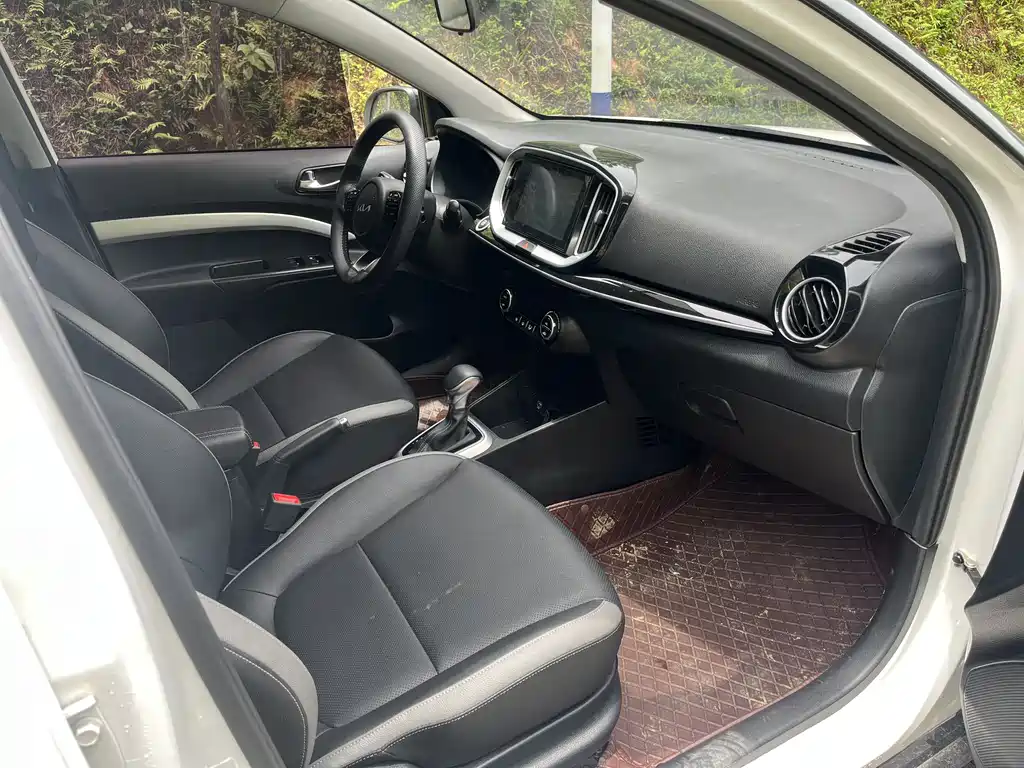 Stonic 1.4 L CVT Fun Enjoyment Sunroof